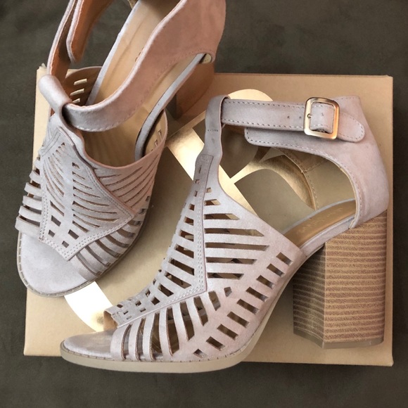SOLD ♥️ Blush Booties / Cutout Open Toe Sandals - Picture 4 of 4
